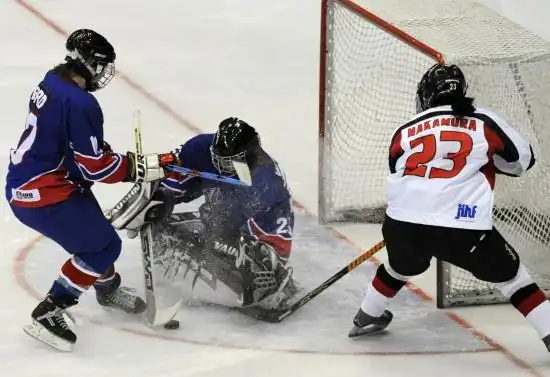 图文-大冬会女子冰球日本获第五名 抢点射门