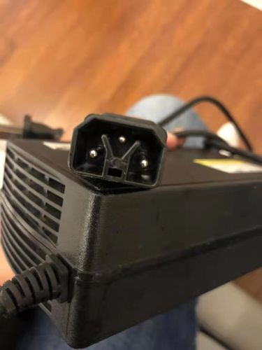 雅迪电动车新款y孔三圆线原装正品三圆针充电器36v48v60v72v