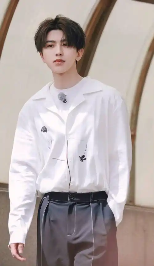 《奔跑吧》蔡徐坤白衬衫造型,开启了新一轮"学长"心动暴击!