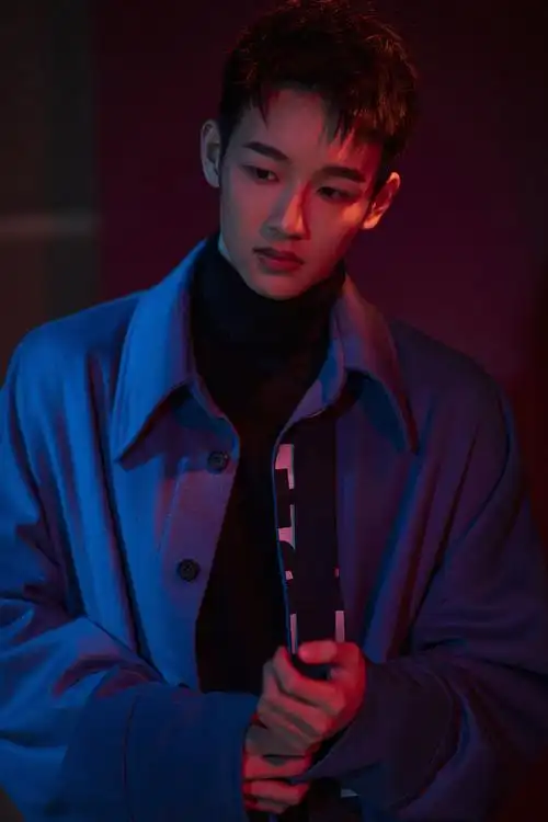 吴迪飞廓形套装演绎红黑迷幻 青春剧《我的同桌又上