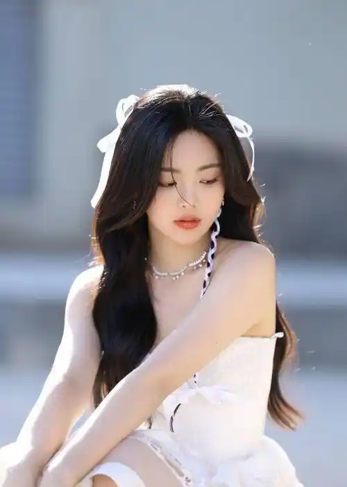 25岁杨超越,越来越性感了!饱满有料韵味十足!_身材_皮肤_才华