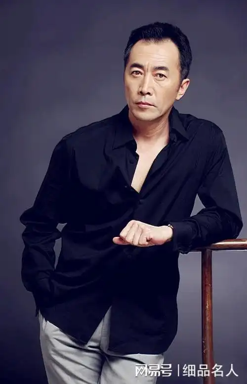 著名演员郑晓宁50岁做父亲两次离婚都有心痛