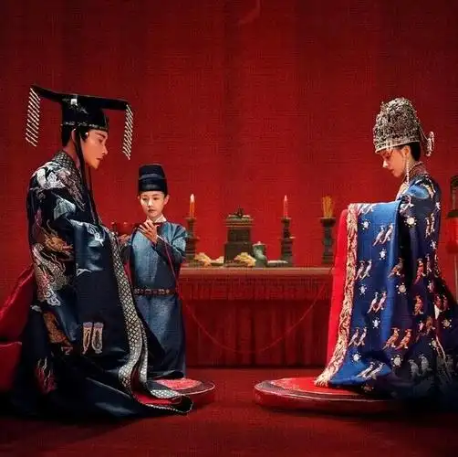 官方的礼服,前面提到民间嫁娶穿衣就自由得多,必然有穿绿色嫁衣的情况