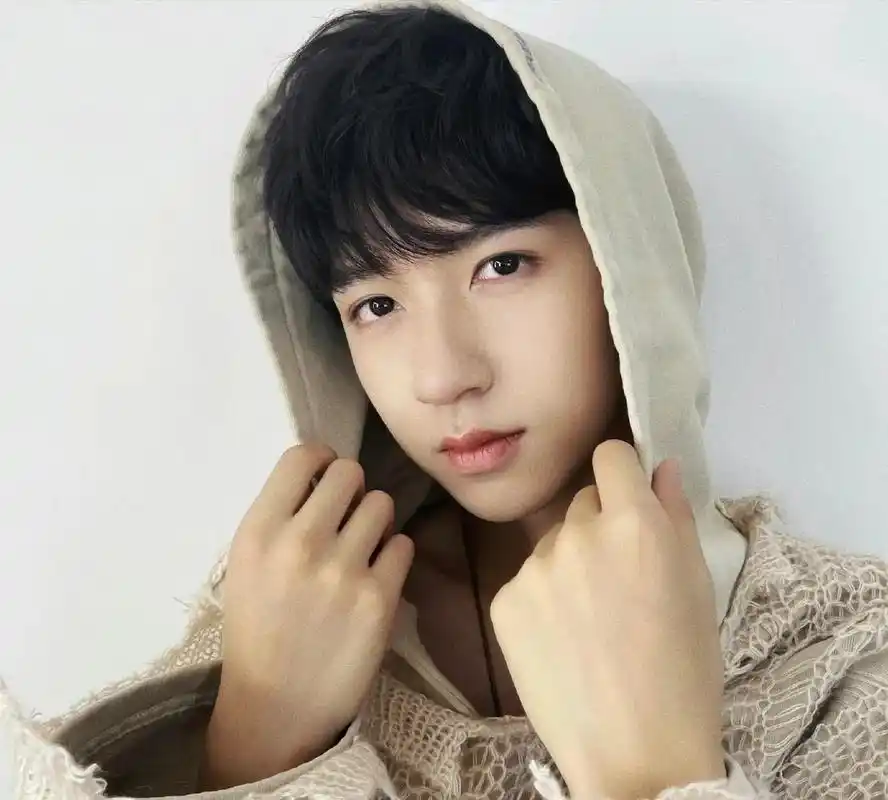 贺峻霖 最后一张是会被我亲si的程度#贺峻霖 #可爱  # - 抖音