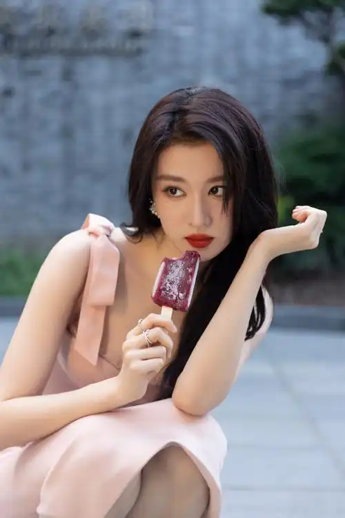 王楚然晒夏日江边写真粉裙配红唇别有风情