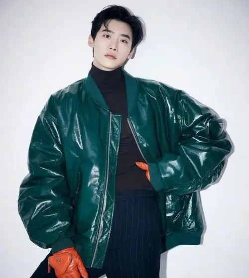 李钟硕个人ig更新,干净利落的黑色短发好帅,帅哥快去拍新剧