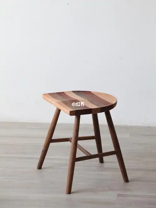 木蜡油颜色深浅不同的各种木头,拼接在一起与其他同色的实木家具对比