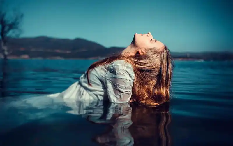 下载壁纸 1280x800 在水中的悲伤女孩 桌面背景