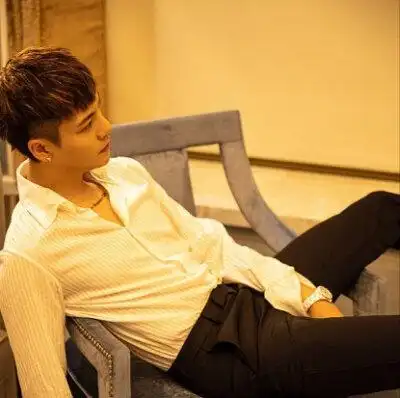 陈伟霆戴耳环#"男人sao起来女生都得靠边"陈伟霆这个手上动作太撩人