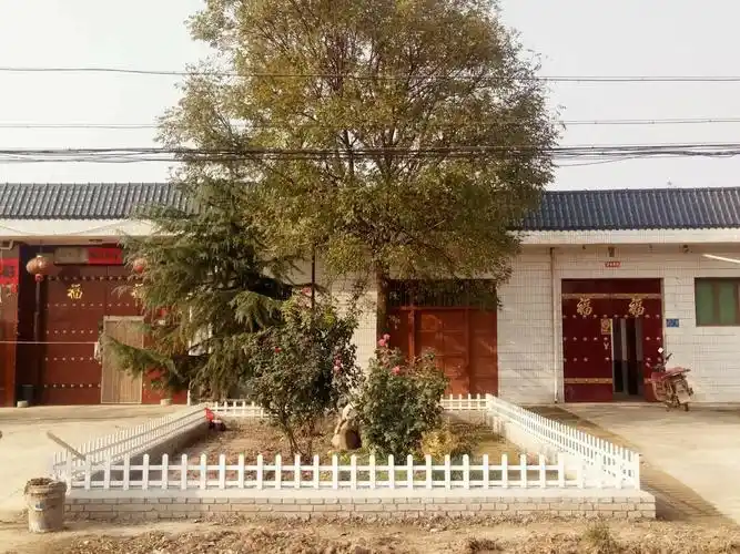 漂亮整齐的门前花池