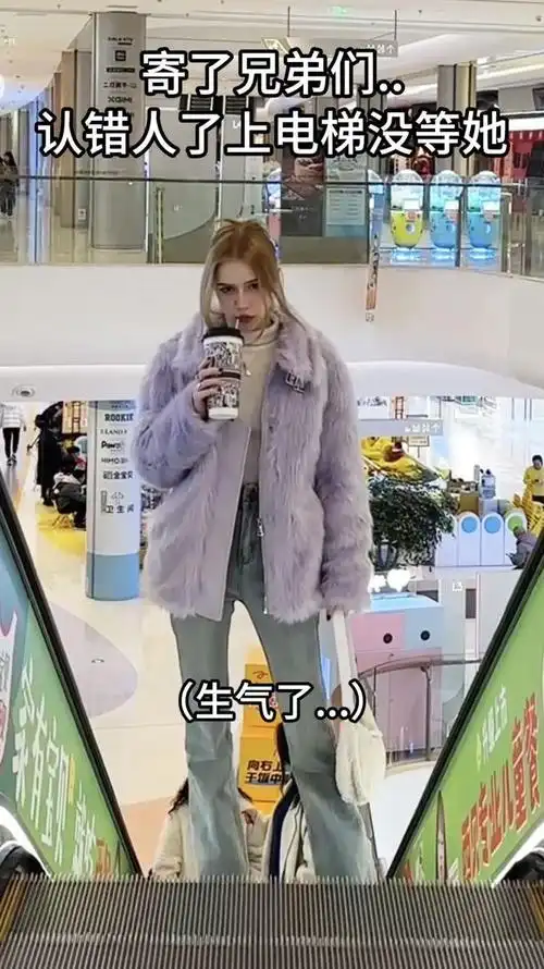 赵冠宇带着姐妹俩逛街,回头路那是嘎嘎高.郎才女貌,很是养眼.