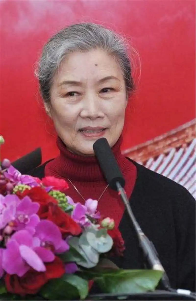 47岁出道,74岁高龄成影后,国家一级演员吕中一家人皆是龙凤!
