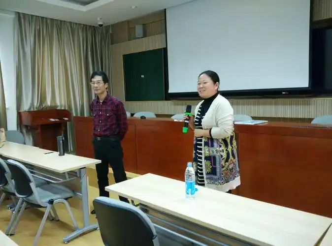 老师们沉浸在刘老师创造的课堂欢乐中