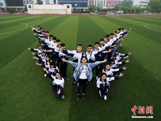 江西学子创意毕业照 各式造型留下美好记忆