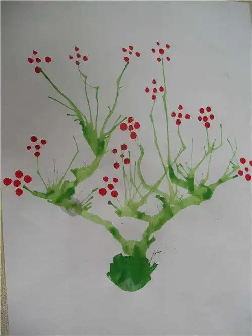 再普通不过的吸管,拿起来吹几口气,纸上的颜料也能摆出非常奇幻的造型