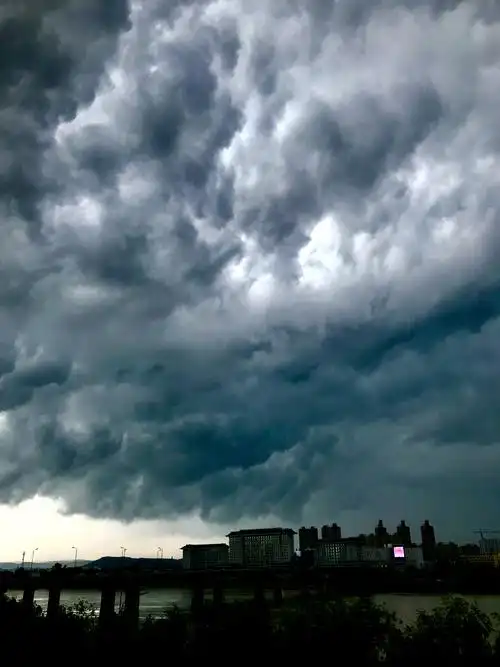 暴风雨来临之际