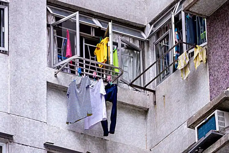 澳门住宅楼阳台上,人们晾晒的衣物