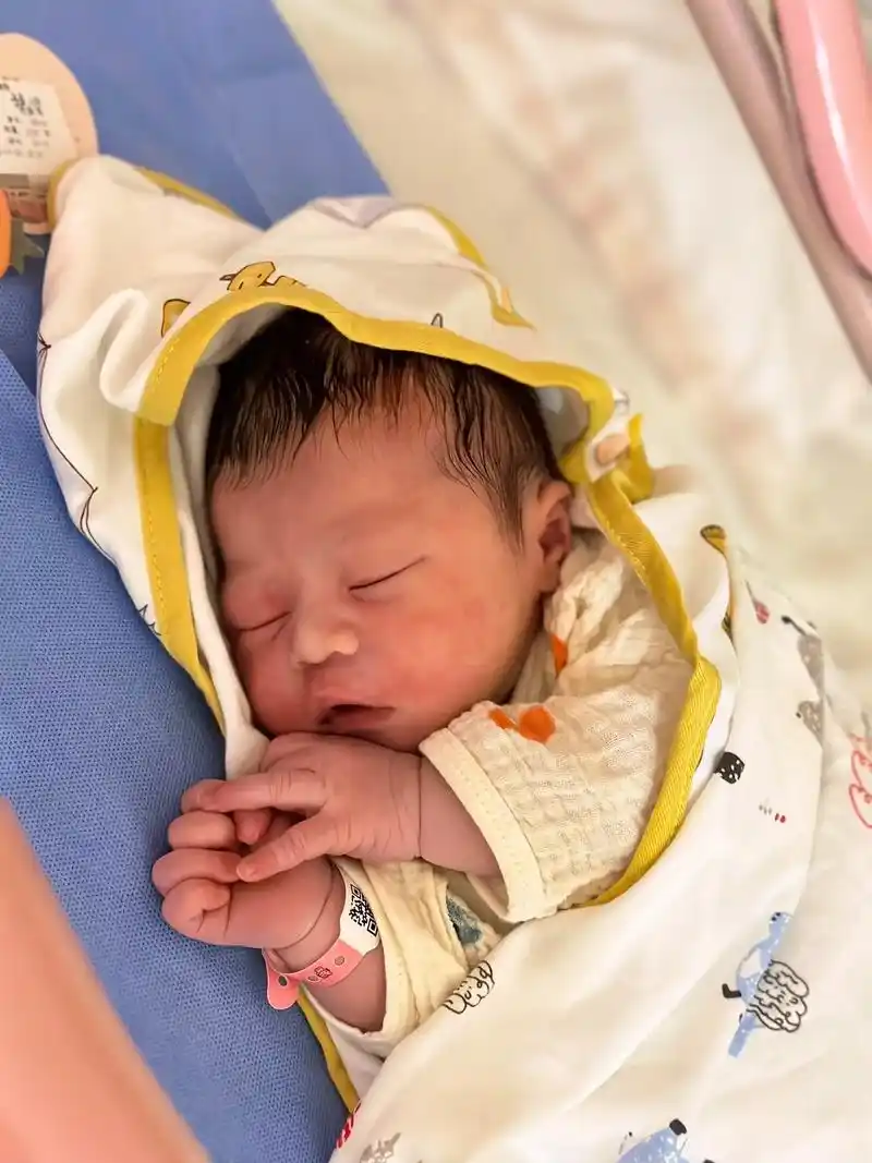 睡觉时候的照片最多.