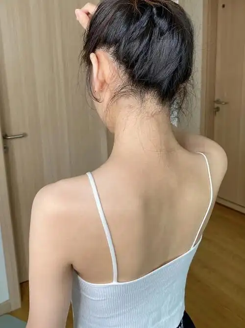 肉眼可见的薄了一圈圆肩驼背,虎背熊腰,脖子前倾,肩膀内扣的赶紧练!