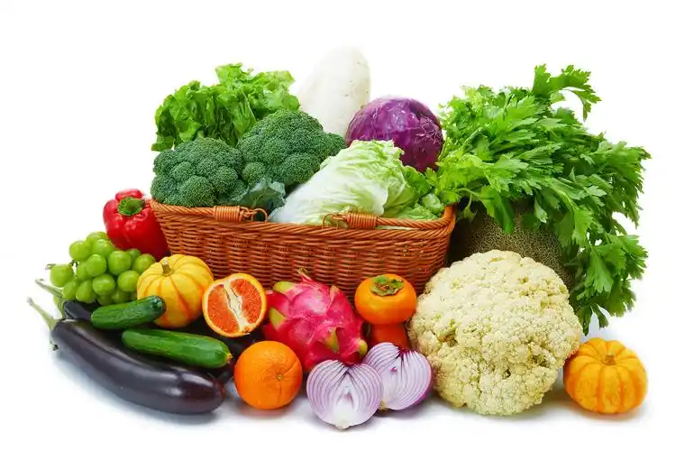 白底竹篮果蔬组合蔬菜