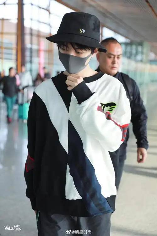 4月17日,王俊凯现身台北机场,一身休闲装扮格外轻松自在