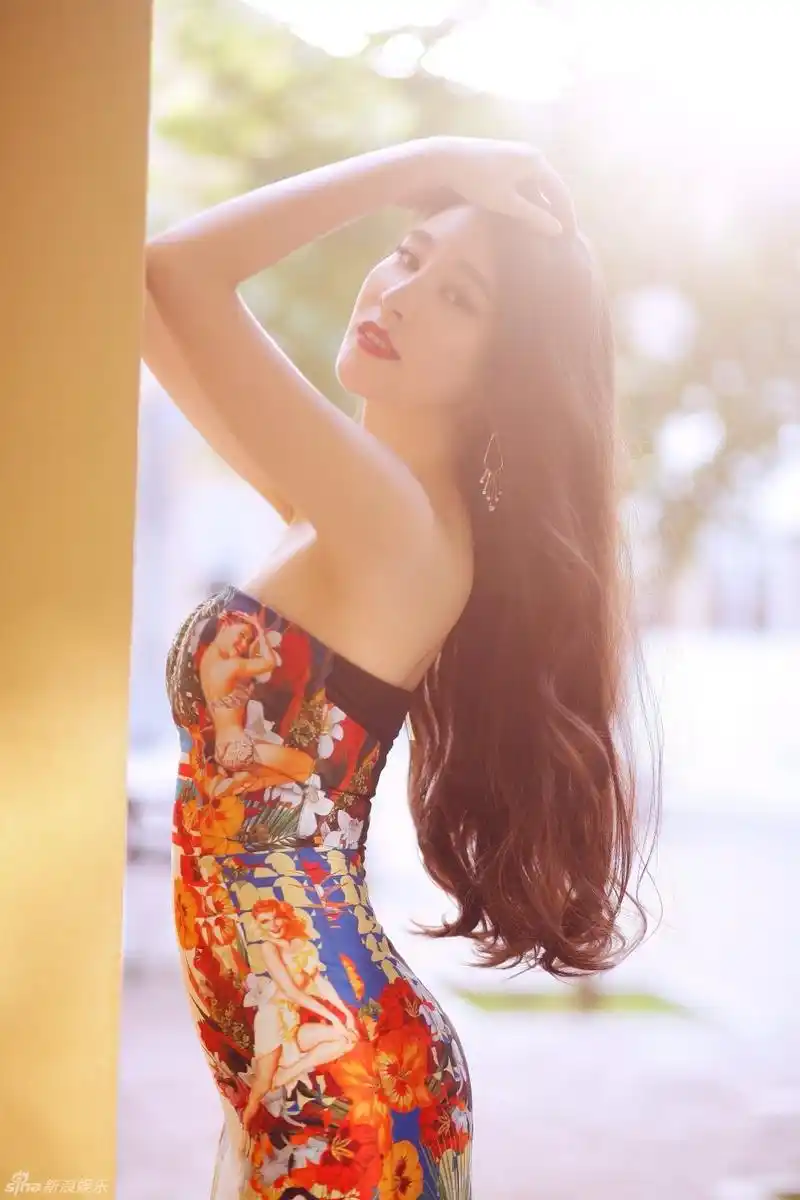 组图袁菲褪去清纯变身妖艳熟女