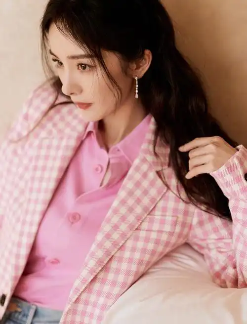 从不拘泥于一种风格,因为不管哪一种造型都是我们幂姐的舒适区!