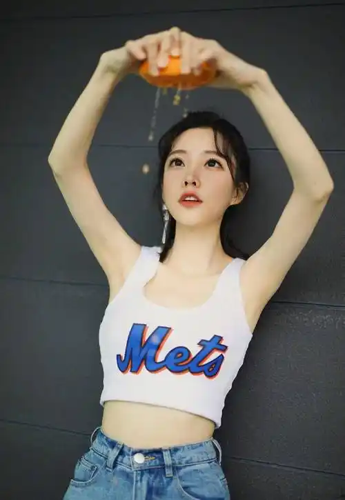 冯提莫这一次是为 champion体育画报拍摄的一组图片