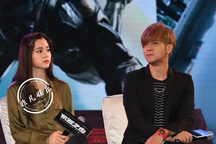 叔叔辈的罗志祥和欧阳娜娜站一块完全同龄啊小脸要嫩出水了