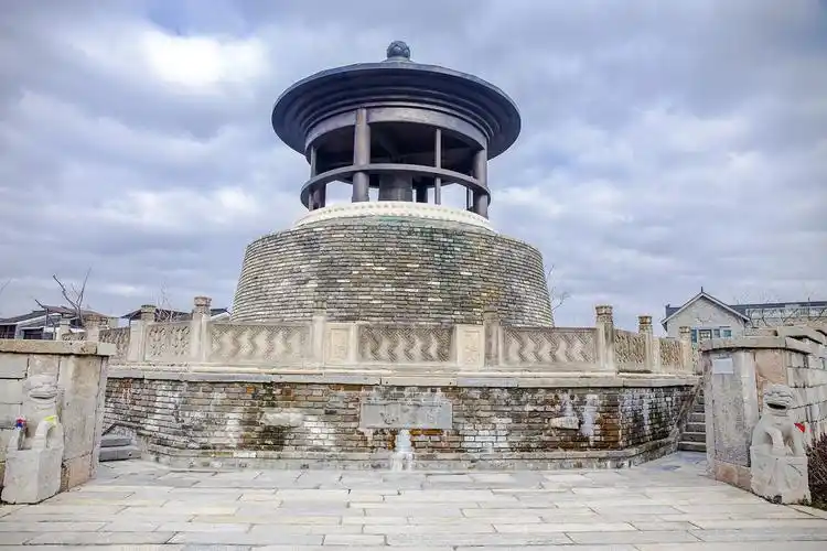 广富林古文化遗址朱雀门的设计也市特别宛若被破坏的断垣残壁赫然的几