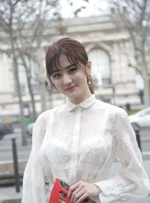 明星美照,徐璐礼服装女人味十足,皮衣满满"朋克风"