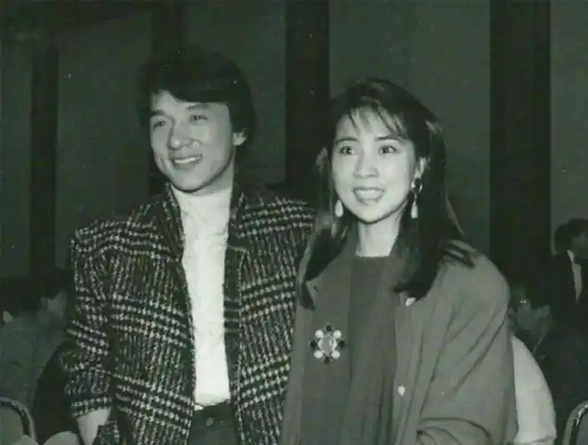 白发,眼神无光,成龙现状令人唏嘘,但还有更糟糕的事情正在发生