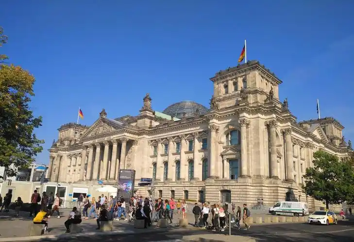 墙事件》: 1961年8月13曰,苏联和民主德国封锁东,西柏林之间的边界,并