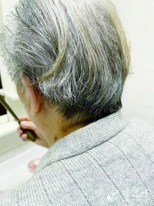 宿迁一八旬老人白发返黑秘诀就是儿子的陪伴