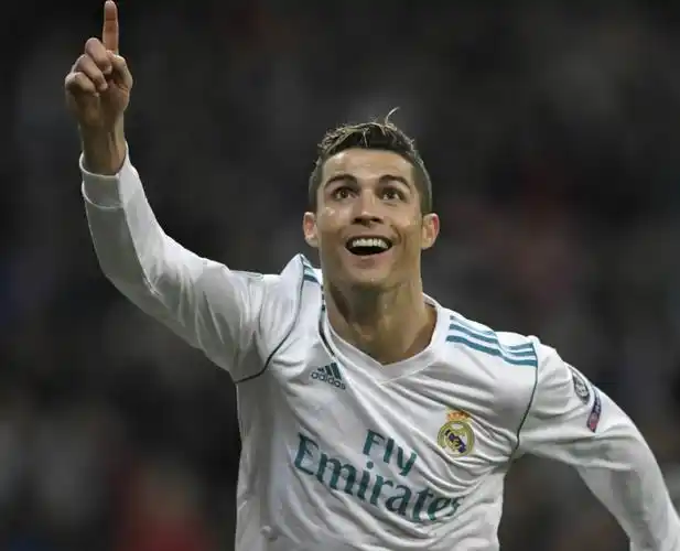 足坛那些左右脚均衡的顶级巨星 c罗领衔 中国女足巨星上榜_腾讯新闻