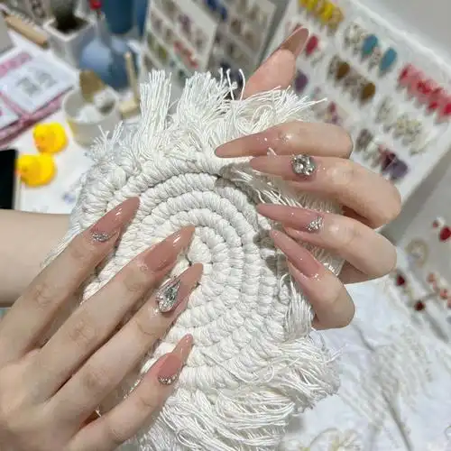 气质裸色blingbling大歪心钻石美甲