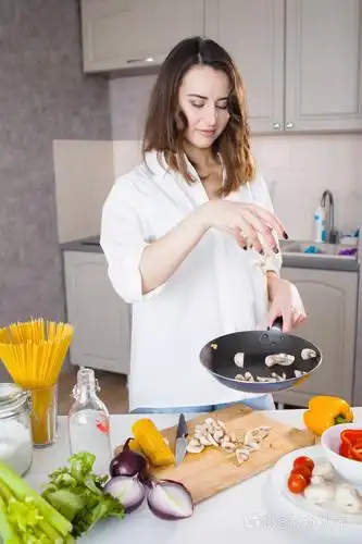 家庭厨房中的女性烹饪选择焦点