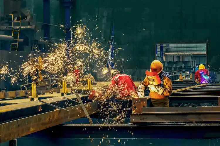 《焊花飞溅》8月27日鸿路钢构集团,火热的劳动场景,焊花飞溅,工人们一