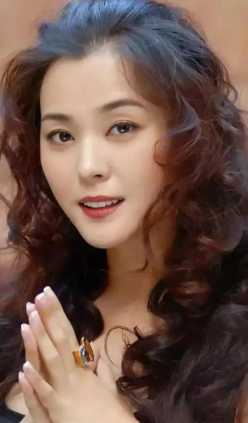 "最美富婆"——梁爱琪(精修美图)_网易订阅