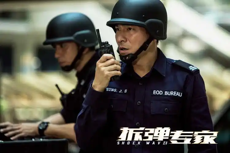 拆弹专家刘德华穿40公斤拆弹服拆高科技炸弹