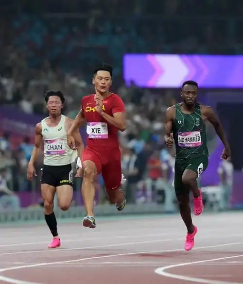 田径——男子100米预赛赛况(4)