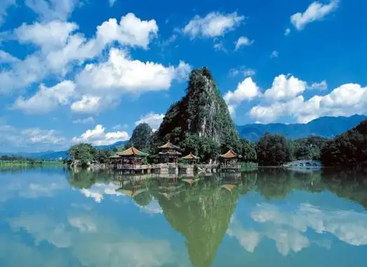 p>肇庆星湖风景名胜区, 位于广东省肇庆市.