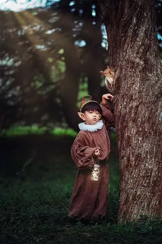 森林精灵服装树做红棕效果松鼠溶图进去背景压暗做手提灯光线和背景