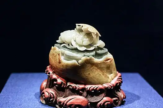 南京六朝博物馆内新疆和田玉喜莲雕刻摆件