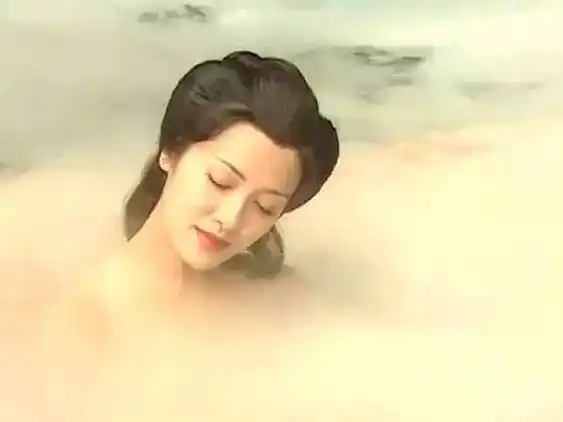 她人见人爱的地位 谁知道她紧接着就跑去做奸妃呢 ▼ 这幅 "贵妃沐浴