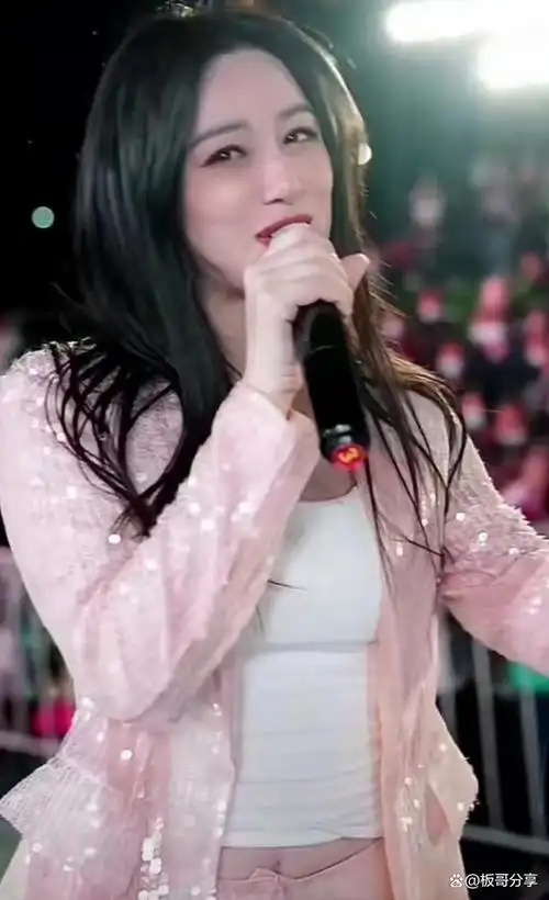 唐艺,一个湖南网红一姐,粉丝突破四千万的女歌手.