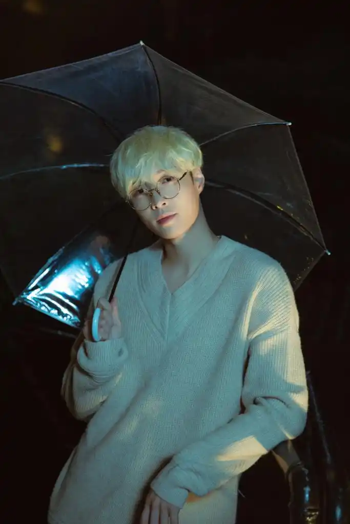 张艺兴秋季银发夜景写真释出 变身撕漫男氛围感拿捏住了_高清图集