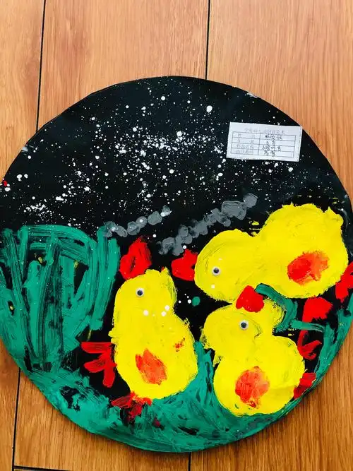 五月九日小班创意美术作品《小鸡吃虫》.