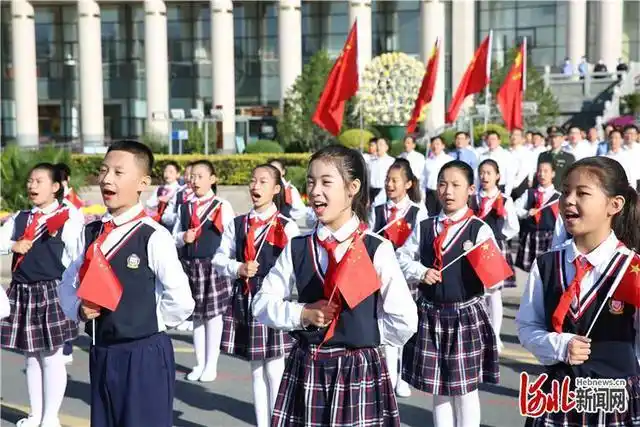 河北涿鹿升国旗唱国歌欢度国庆