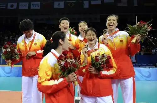 图文:中国女排获铜牌 中国队队员赵蕊蕊周苏红